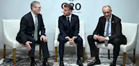 22.11.2025, Südafrika, Johannesburg: (L-r:) Premierminister Keir Starmer, Frankreichs Präsident Emmanuel Macron und Bundeskanzler Friedrich Merz (CDU) besprechen sich während des G20-Gipfels in Johannesburg, Südafrika. Foto: Leon Neal/PA Wire/dpa +++ dpa-Bildfunk +++