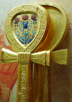 Caixa para espelho com a forma de uma encontrada na Tumba de Tutankhamun, esta é revestida a ouro e pedras preciosas